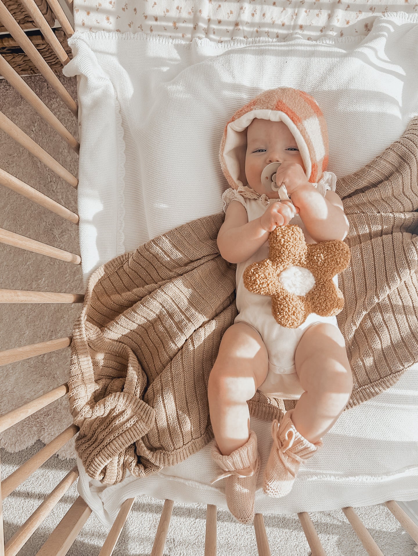 Daisy dummy holder- comforter