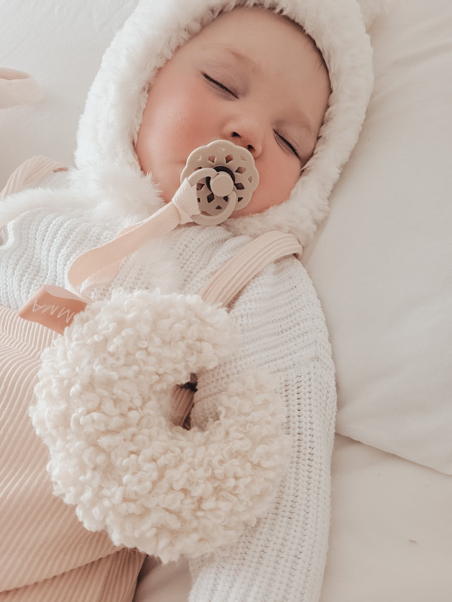 Fluffy dream dummy holder- Comforter