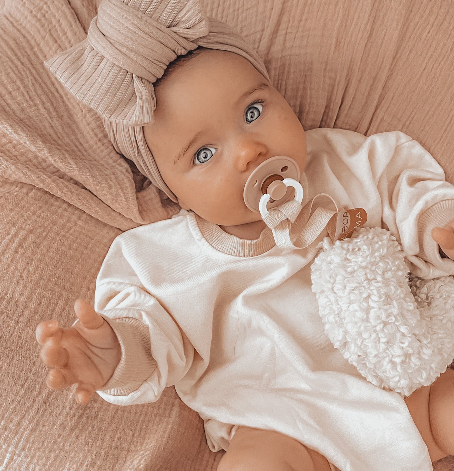 Fluffy dream dummy holder- Comforter